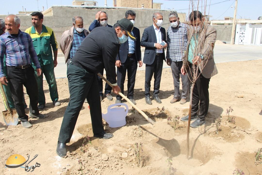 کاشت ۲۲۰۰ اصله نهال و ۷۰۰۰ بوته گل توسط شهرداری نی ریز