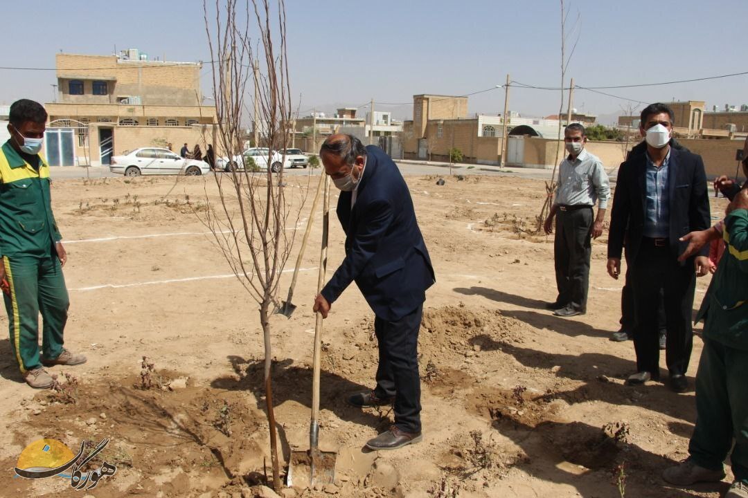 کاشت ۲۲۰۰ اصله نهال و ۷۰۰۰ بوته گل توسط شهرداری نی ریز