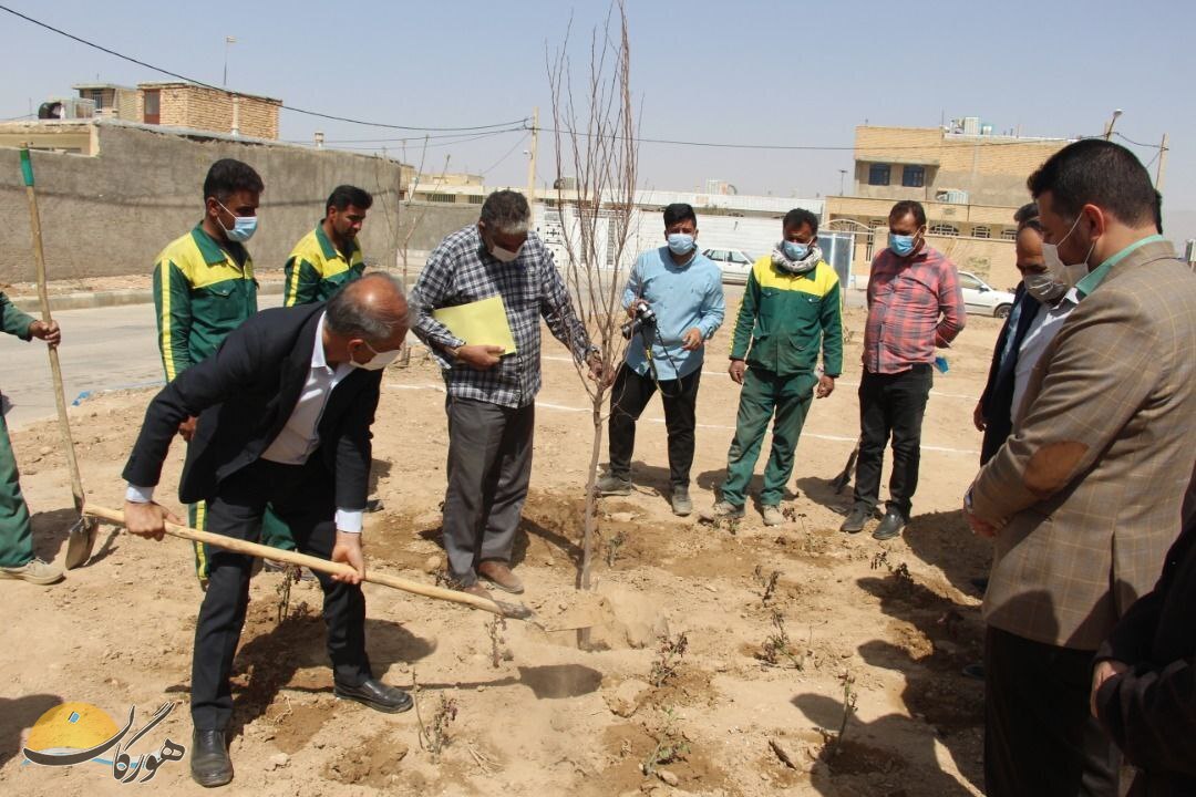 کاشت ۲۲۰۰ اصله نهال و ۷۰۰۰ بوته گل توسط شهرداری نی ریز