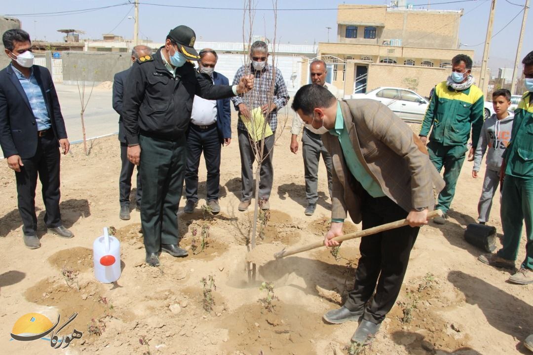 کاشت ۲۲۰۰ اصله نهال و ۷۰۰۰ بوته گل توسط شهرداری نی ریز