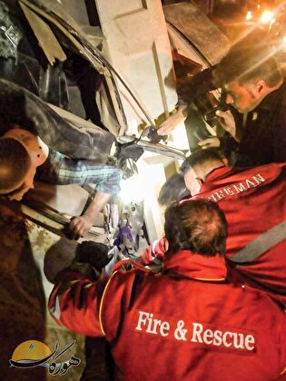 نجات راننده 405 بین تیر برق و دیوار