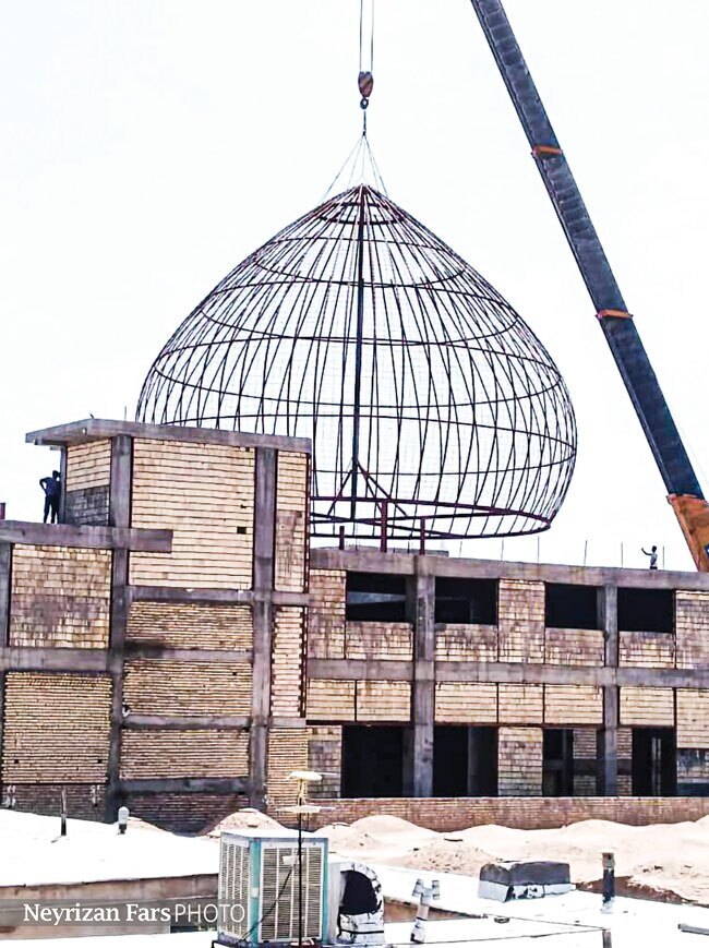 نصب گنبد ۱۳ متری مسجد امام حسن