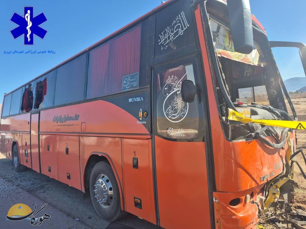 یک کشته و ۲۲ مصدوم در تصادف اتوبوس و سمند
