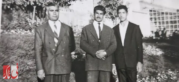 /   استاد در کنار برادران - از راست: میرزا داود معانی، میرزا محمد معانی، میرزا محمدحسن معانی
