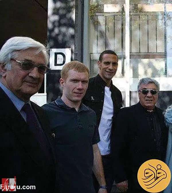 گلپا در کنار بازیکنان منچستر یونایتد
