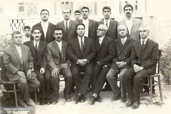 کارمندان اداره مالیه (دارایی) نی&zwnj;ریز / سال  ۱۳۴۲ یا ۴۳ خورشیدی/ مکان: ساختمان اداره در منزل فاتح
نشسته از راست زنده&zwnj;یادان: ۱- میرزا حسین دیانت ۲-سید احمدفاطمی ۳-سید صبغه&zwnj;اله اجلالی ۴-محمد ارغوان (رئیس دارایی- اهل لار) ۵-مسعود بزرگی ۶-فهیمی (رئیس دخانیات - اهل استان کرمان) ۷-امیر عابدی
ایستاده از راست زنده&zwnj;یادان:  ۱- محمدپناه&zwnj;برخدا ۲-مصفی علوی ۳-محمد مرحمتی (پلیس&zwnj;دارایی) ۴- ناشناس ۵-سید نصراله طباطبایی ۶-حسنی (پلیس اداره قند و شکر- اهل اراک) ۷- اکبر نریمان