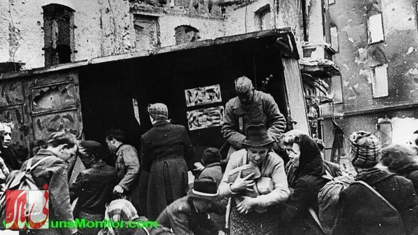نیروهای شوروی بین غیرنظامیانی که پس از سقوط برلین در شهر باقی مانده بودند، سوپ و نان پخش می کردند. برلین پس از جنگ توسط نیروهای پیروز متفقین اشغال شد.
غیرنظامیان پاکسازی شهر را آغاز کردند و رهبران آمریکا، بریتانیا و اتحاد جماهیر شوروی تنها چند ماه پس از پایان جنگ جهانی دوم برای شکل دادن به صلح در حومه برلین در پوتسدام دیدار کردند.
