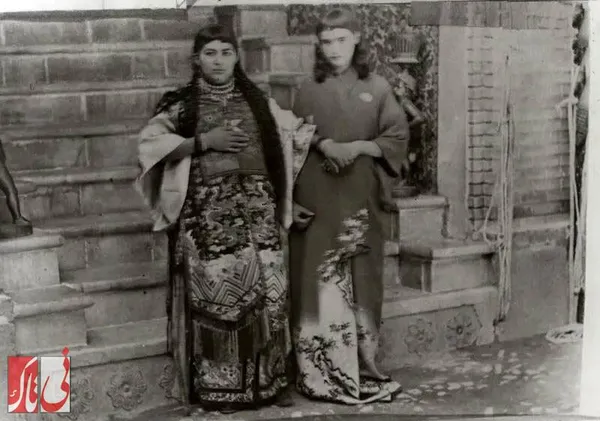 با لباس چینی در کنار یکی دیگر از زنان شاه معروف به &laquo;چرکسی&raquo;

