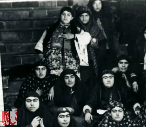 باغبان باشی در میان زنان حرمسرا (ایستاده، نفر سمت چپ)
