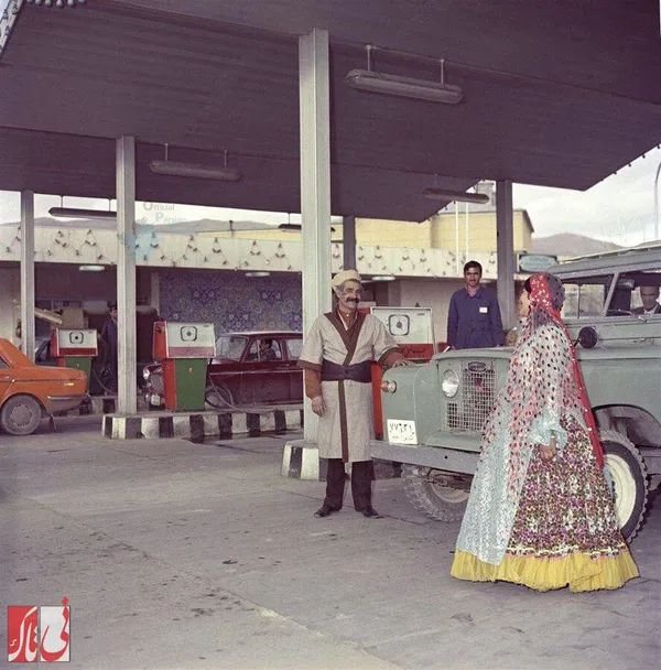 یک پمپ&zwnj; بنزین در شیراز/ سال ۱۳۵۳/ عکس: آرشیو موزه نفت ایران