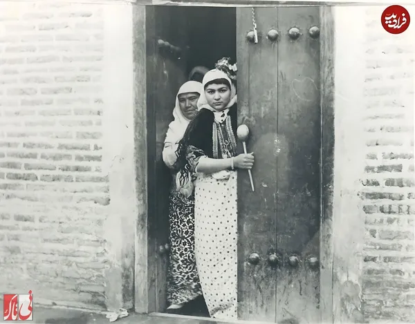 ناصرالدین شاه در حاشیۀ این عکس نوشته است باغبان&zwnj;باشی، جوجوق، دم در آشپزخانه