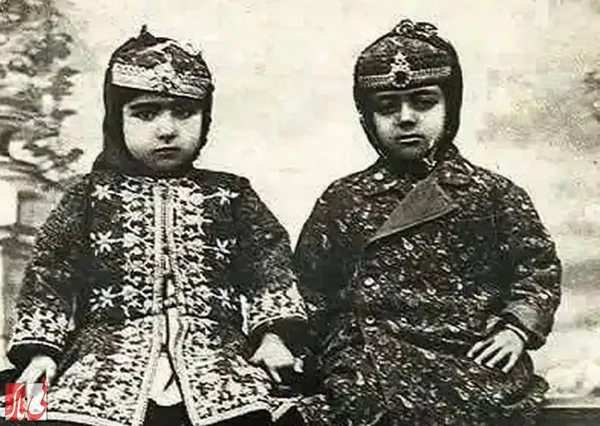 در اینجا تصاویری از این عروس و داماد نوجوان و مراسم عروسی آن&zwnj;ها را ملاحظه می&zwnj;کنید. (عکس بالا اخترالدوله و ملیجک را در خردسالی در کنار یکدیگر به تصویر کشیده است).
