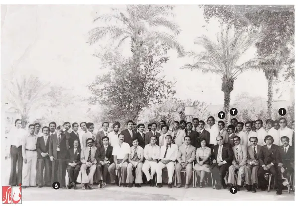 ورود پزشکان هندی به ایران/ سال 1350 / یکی از شهرهای جنوبی
در این عکس 5 پزشکی که سهمیه نی&zwnj;ریز بودند حضور دارند: 1- دکتر محفوظ الرحمان 2- دکتر کریشنا 3- دکتر پریم راج 4- دکتر حسینی 5- دکتر گریجا