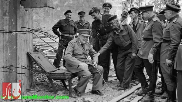 وینستون چرچیل، نخست وزیر بریتانیا، در ژوییه 1945 از برلین بازدید کرد و روی یک صندلی بیرون پناهگاه هیتلر نشست.