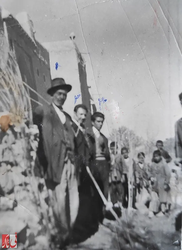 دبستان عفت 
سال ١٣٣٦ خورشیدی
اسامی: ١- زنده&zwnj;یاد محمداسماعیل دانشور ٢- زنده&zwnj;یاد محمود توکل
٣- علی&zwnj;آقا سلیمی