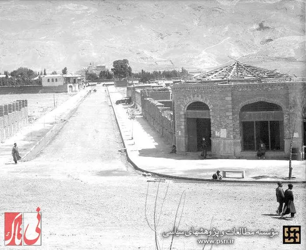خیابان رودکی در اوایل دوران پهلوی
 در انتهای تصویر، ساختمان باغ تخت مشاهده می&zwnj;شود.