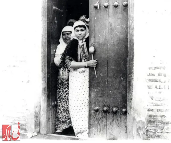 باغبان&zwnj;باشی با ملاقه کنار در مطبخ
